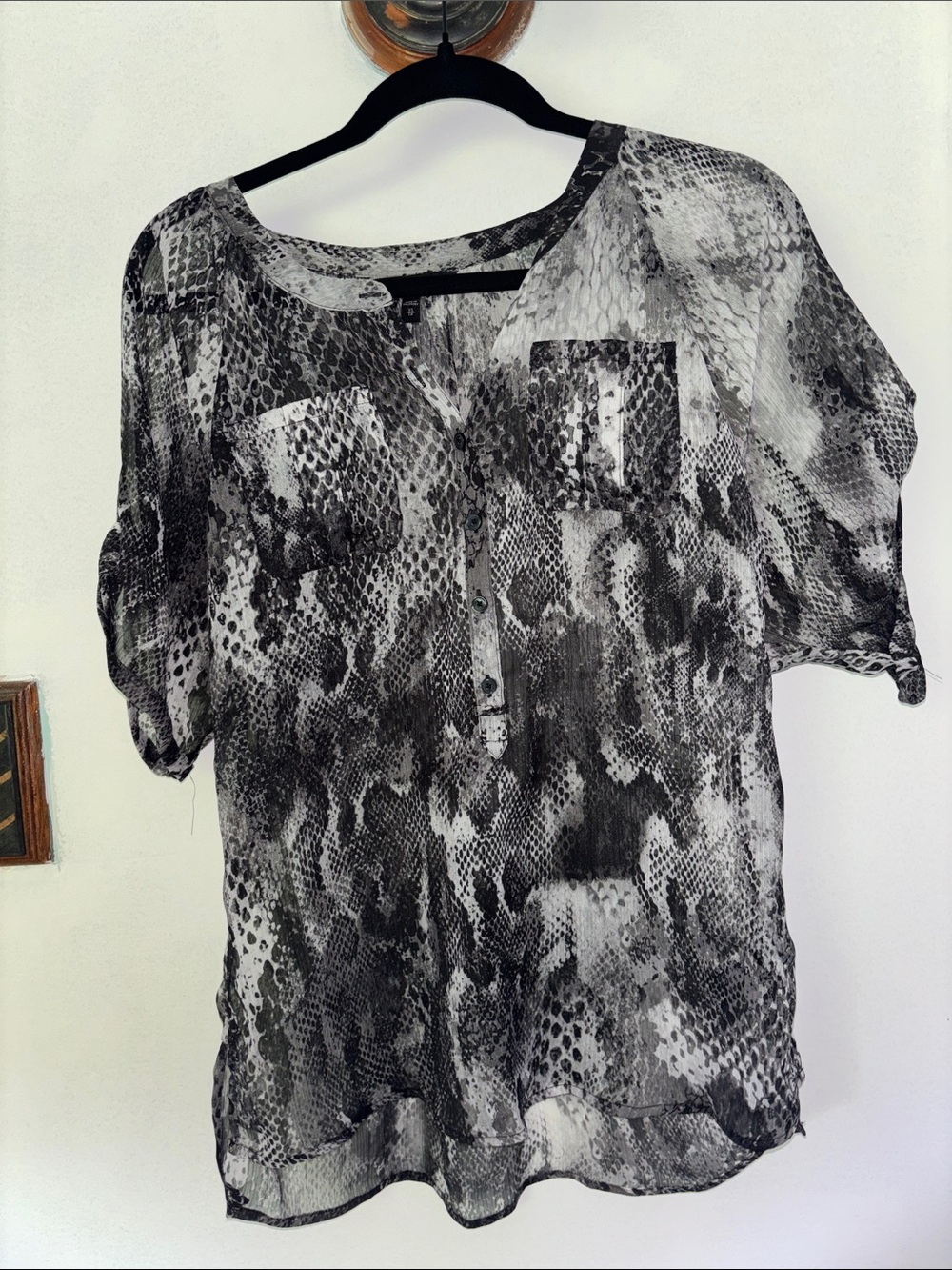 Express Black & White Snake-Print Short Sleeve Blouse